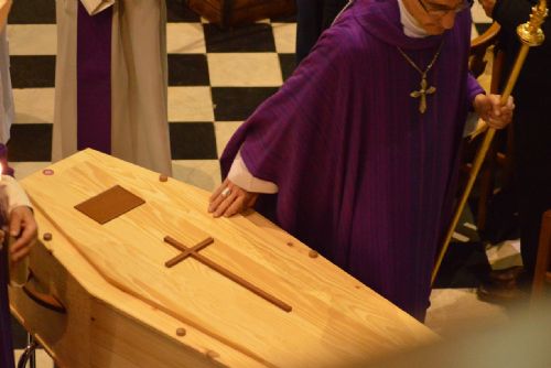 Plzeňští kriminalisté řeší chybu koronerky jako možný trestný čin