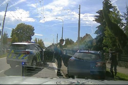 Podezřelí po krádeži v Písku ujížděli v odcizeném Renaultu. Policie je zadržela za deset minut