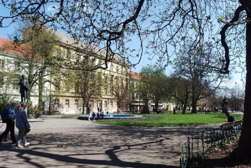 Policie hledá svědky. Jezdec na kradené koloběžce v Kopeckého sadech srazil ženu a utekl