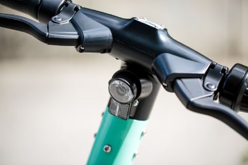 Požár v Sedleci - elektrokoloběžka zničila auta za 1,5 milionu