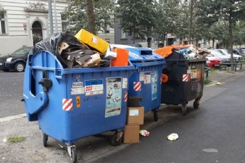 Přeplněné kontejnery na tříděný odpad zatěžují Prahu, město rozšiřuje senzory