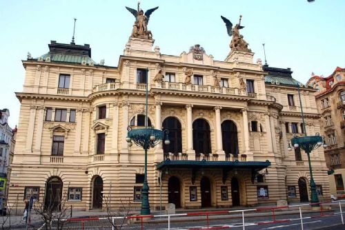 Rekonstrukce Vinohradského divadla: Zpoždění a přesun do Radiopaláce