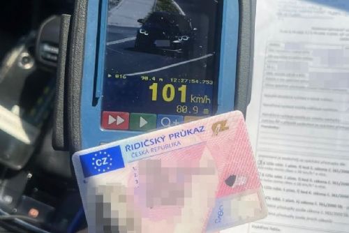 Řidička v BMW se proháněla Nekmíří rychlostí 101 km/h, policisté jí zadrželi řidičák