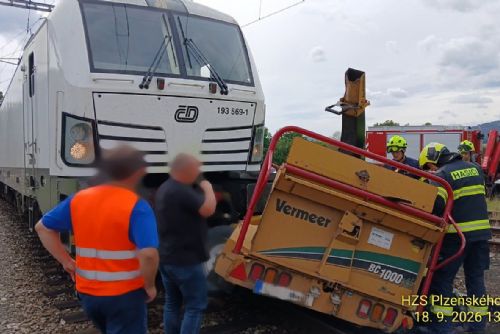 Rychlík u Švihova narazil do přívěsu štěpkovače. Provoz na trati zastavila poškozená výhybka