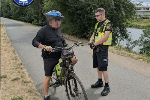 Strážníci vyrazili na plzeňské cyklostezky. Rozdávali světla i reflexní prvky
