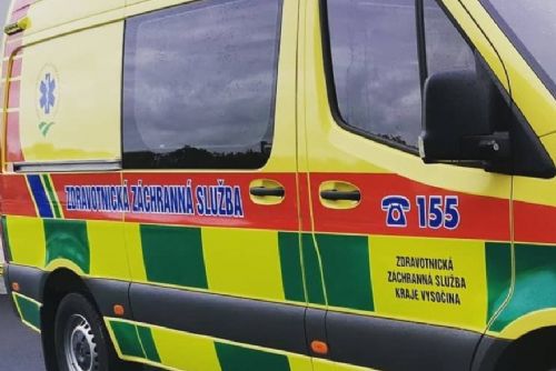V Jihlavě se řidiči udělalo špatně, vyjel na chodník a poškodil dopravní značku