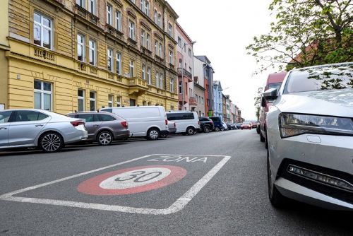 V Plzni přibývají zóny 30. Řidiče nově upozorní i velké nápisy na vozovce