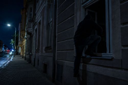 V Plzni ukradl muž trezor s 252 tisíci korun a další věci. Policie ho dopadla do 24 hodin