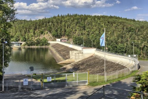 Voda v rybnících i Hracholuské přehradě je skvělá pro koupání