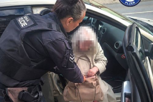 Všímavá kolemjdoucí pomohla ztracené seniorce v Plzni. Strážníci ji odvezli domů