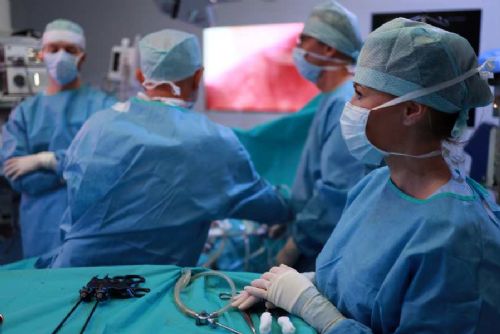 Žena s BMI 48 podstoupí bariatickou operaci v Náchodě