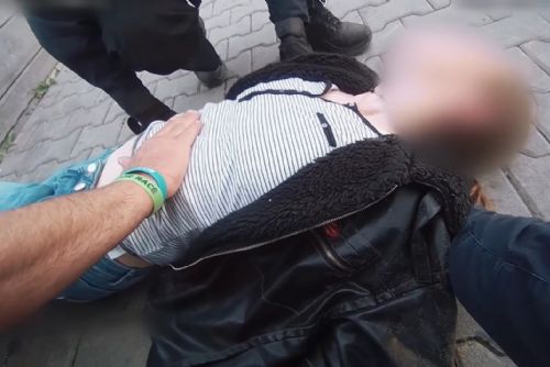 Bezdomovkyně bojovala při testu a zkolabovala 