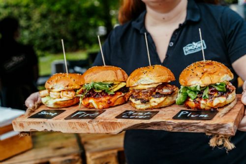 Burger Street Festival se vrací do Plzně. Tři dny burgerů, soutěží i programu pro děti