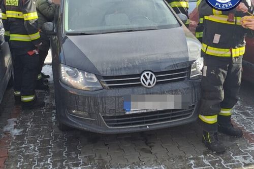 Malého chlapce zamklo auto kvůli technické závadě, vysvobodili ho hasiči