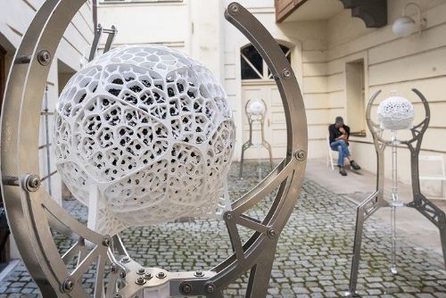 Dialog mezi přírodou a technologií? Galerie v Plzni ukáže „živé“ sochy z 3D tisku