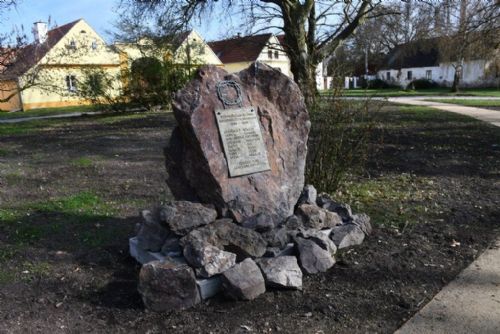 Křimické náměstíčko prošlo proměnou. Úpravy za 1,8 milionu mají zpříjemnit život místním