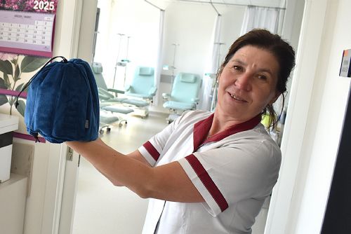 Krnovská nemocnice bojuje proti vypadávání vlasů při chemoterapii
