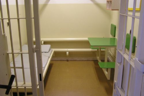 Krvavý útok v plzeňské věznici. Vězeň bodal spoluvězně do hlavy i břicha