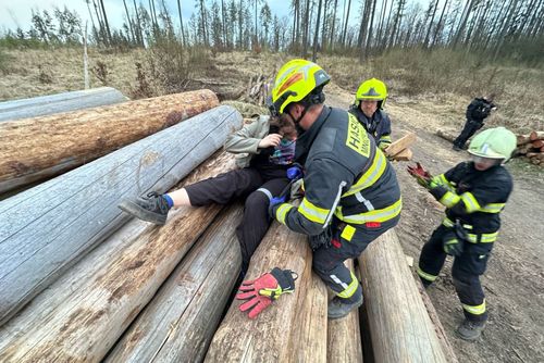 Kuriozní zásahy hasičů 2025, děti v pasti nebo seniorka „přes zábradlí“