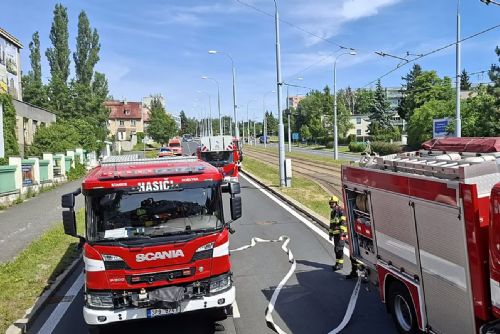 Kvůli požáru v bývalém hotelu CD policie uzavřela Karlovarskou třídu