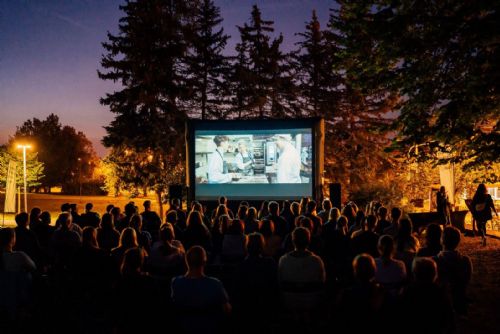 Letní kino Plzeňského kraje láká na českou komedii z Plzně. Vstupné bude zdarma