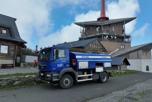 Lysá hora bez vody: cisterny zásobují chaty před víkendem