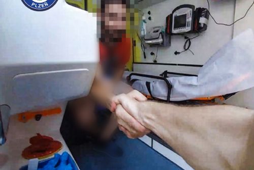 Muž v Plzni mluvil o sebevraždě. Díky pohotové příbuzné ho policisté našli včas