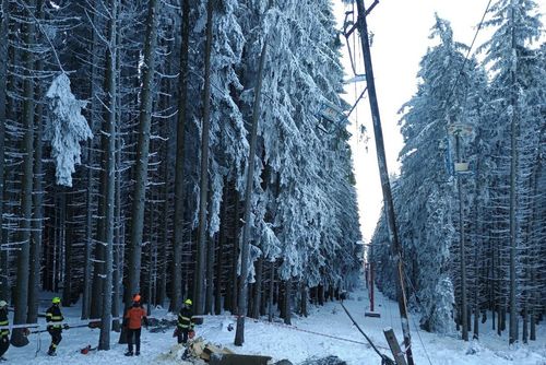 Na Kleti spadl strom na lanovku, těsně minul turisty