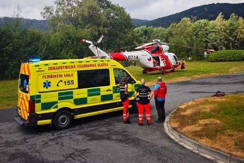 Na Špičáku spadla vjezdová vrata na čtyřletého chlapce. Vrtulník ho odvezl do nemocnice