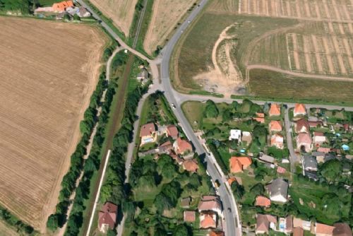 Nebezpečná křižovatka v Lužanech končí. Na I/27 vzniká nový kruhový objezd