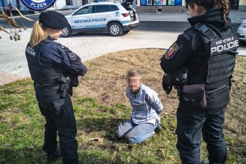 Opilá žena napadla kolemjdoucí u parkovacího automatu, skončila na záchytce