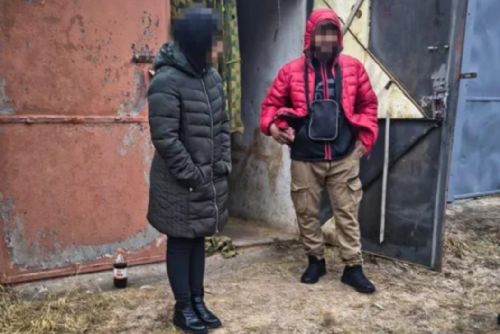 Pár se zabydlel v cizí garáži, postavili si stan a zapojili přímotop