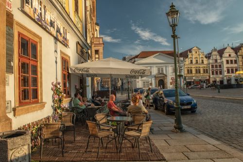 Plzeň utahuje šrouby předzahrádkám, Náměstí Republiky má zvláštní režim