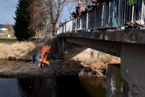 Plzeňský kraj vítal jaro. Lidé vynesli Moranu a rozloučili se se zimou (video)
