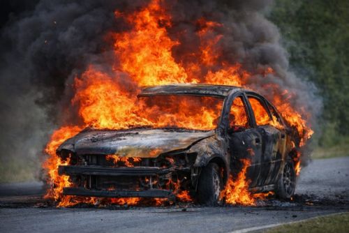 Pomsta za 5 tisíc - „žoldáci“ na Přešticku zapálili auto, kriminalisté je dopadli