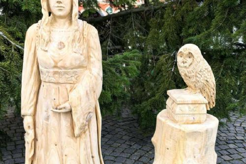 Popelka z vánočního stromu září na adventních trzích v Českých Budějovicích