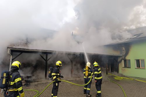 Požár ubytovny v Boru evakuoval 33 lidí. Policie zadržela mladého muže