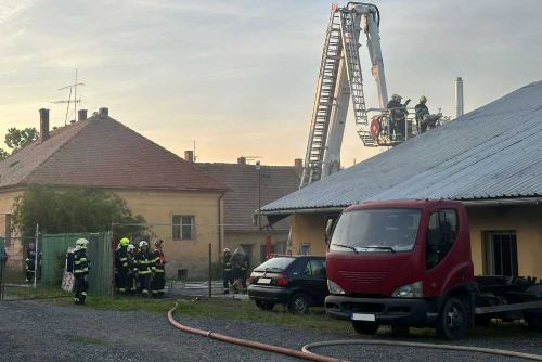 Požár v hale v Úvalech: Škody za půl milionu, zachráněno 30 milionů