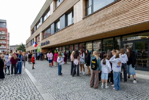 Říčany otevřely na Komenského náměstí největší dřevěnou pasivní školu v Česku. Kapacita je 540 žáků