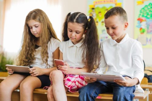 Sociální sítě pod tlakem. Rodiny i školy hledají hranice