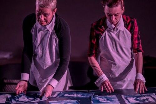 Stanice Evropa vrcholí inscenací o ženách v politice