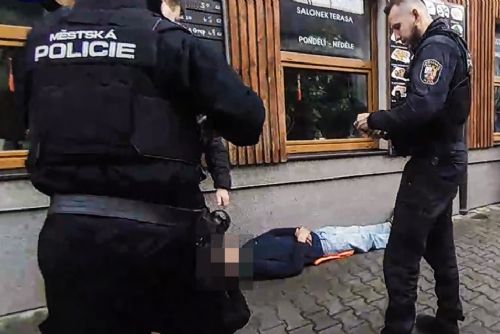 Strážník zachránil muže, který zkolaboval na chodníku