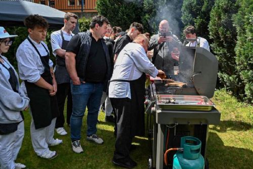 Studenti Gastroakademie v Jihlavě trénovali práci se steakovým masem