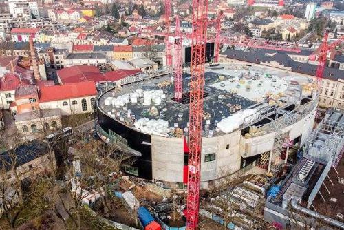 Technici demontují stožáry na stavbě arény: Dokončení v říjnu