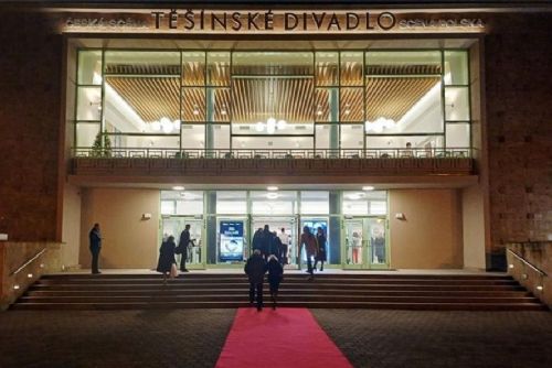 Těšínské divadlo po rekonstrukci uvádí 13 premiér. Společně chystá česko-polské Jméno růže