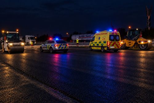 Tragédie na D5 u Heřmanovy Huti. Náklaďák při couvání srazil dělníka, muž zemřel