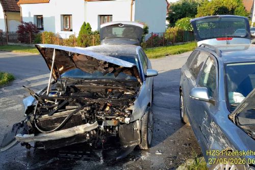 U Chotíkova se srazila tři auta. Dodávka narazila do odbočující škodovky