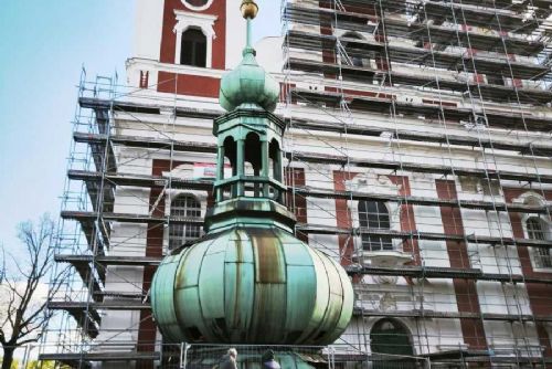 Unikátní rekonstrukce věže na krnovské Pouti svatého Kříže pod dohledem památkářů