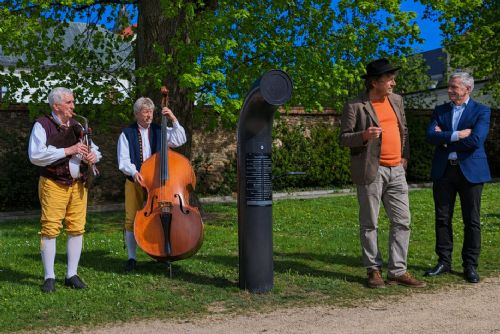 V Domažlicích spustili nový poesiomat. Připomíná i legendárního dudáka Konrádyho