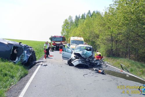 Vážná nehoda u Jeníkovic: tři zranění, vrtulník v akci, pes vyvázl bez zranění